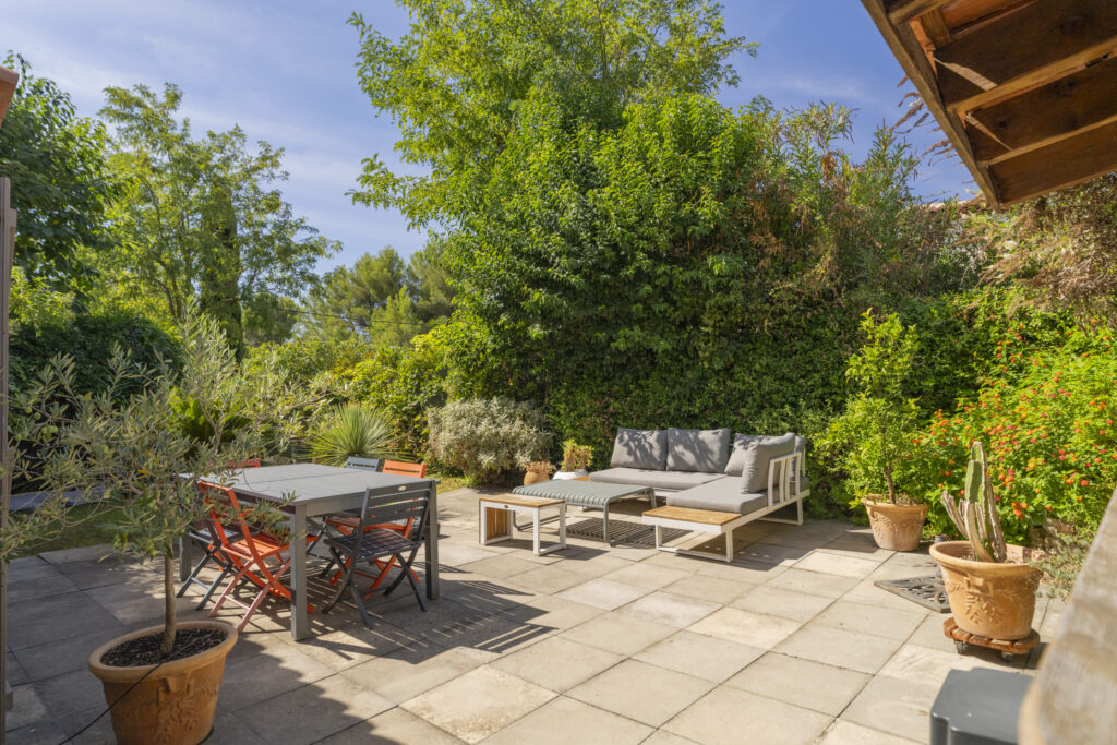 Maison atypique avec beau jardin sans vis à vis secteur Aubagne/Eoures – 435 000 €